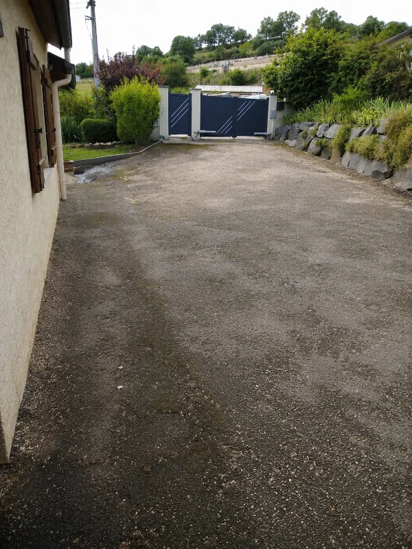 Cour en gravier avant travaux de goudronnage