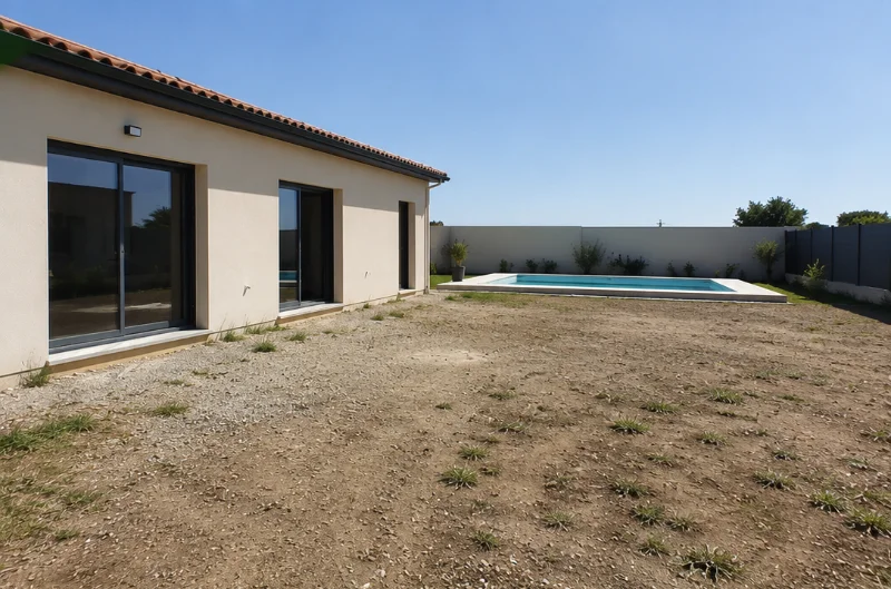 Maison avec simple pelouse, avant création de terrasse